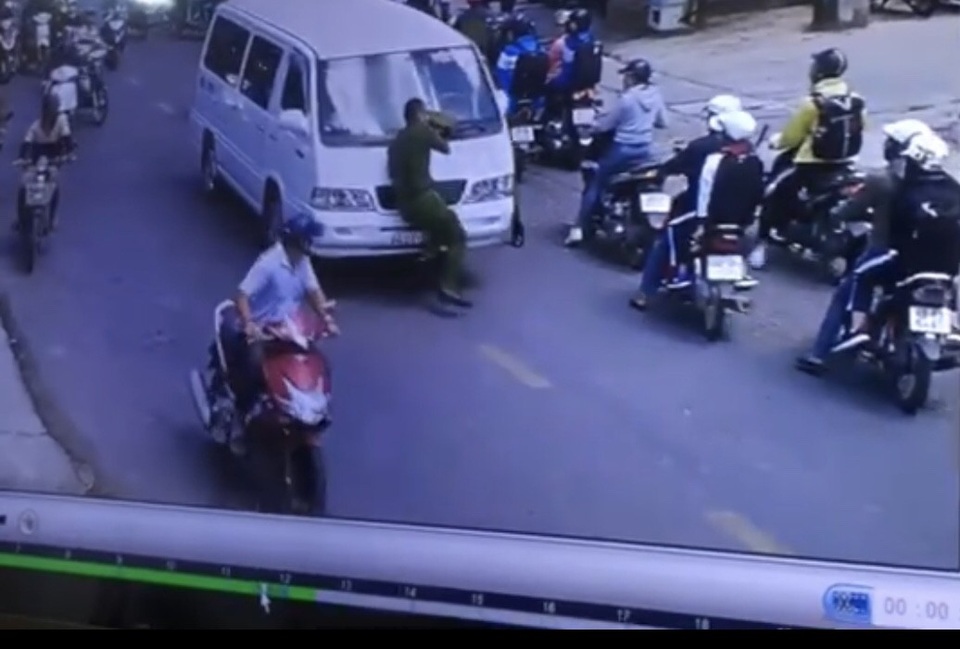 Tài xế chạy xe vào đường cấm, "ủn" Trung úy công an đi hơn 100m - 2 Hình ảnh camera ghi lại tài xế cho xe tông thẳng vào chiến sĩ công an