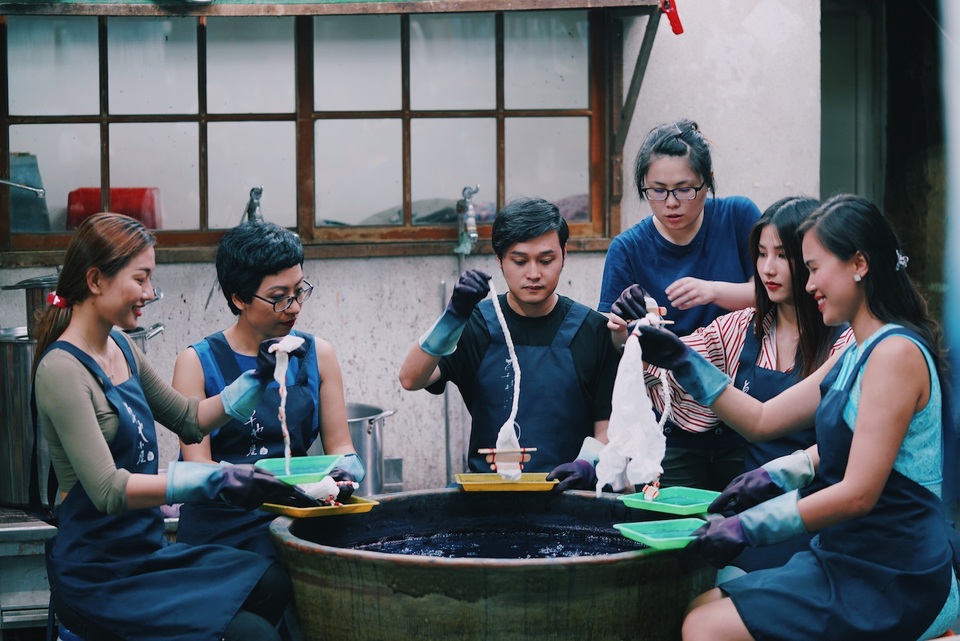 Người đẹp còn được tự tay học nhuộm vải để tạo ra những tấm vải hoa văn thiên nhiên.