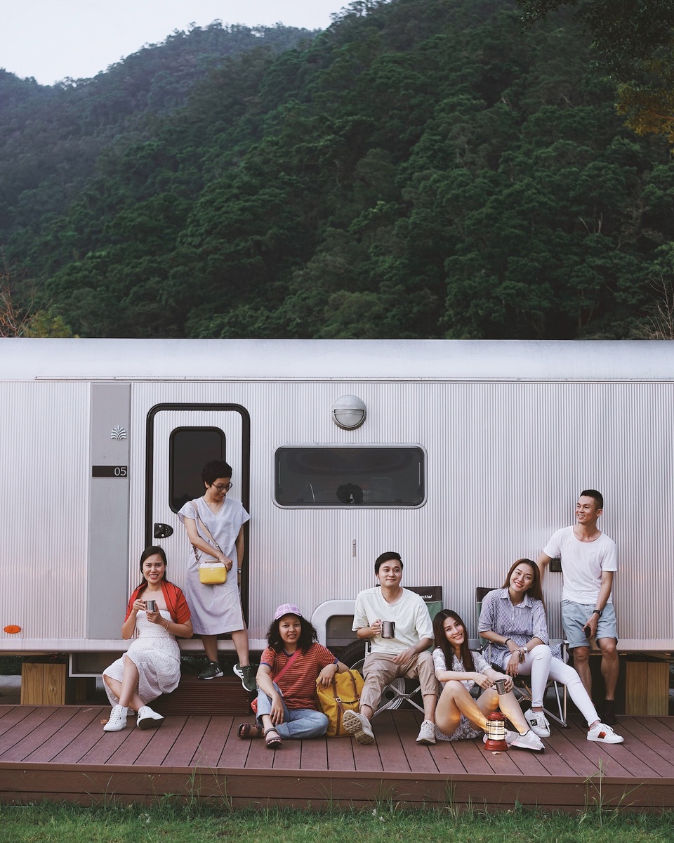 Chuyến đi lần này có sự góp mặt của nhiều bạn bè thân thiết với nữ diễn viên Gái già lắm chiêu, đặc biệt là ca sĩ Quang Vinh.