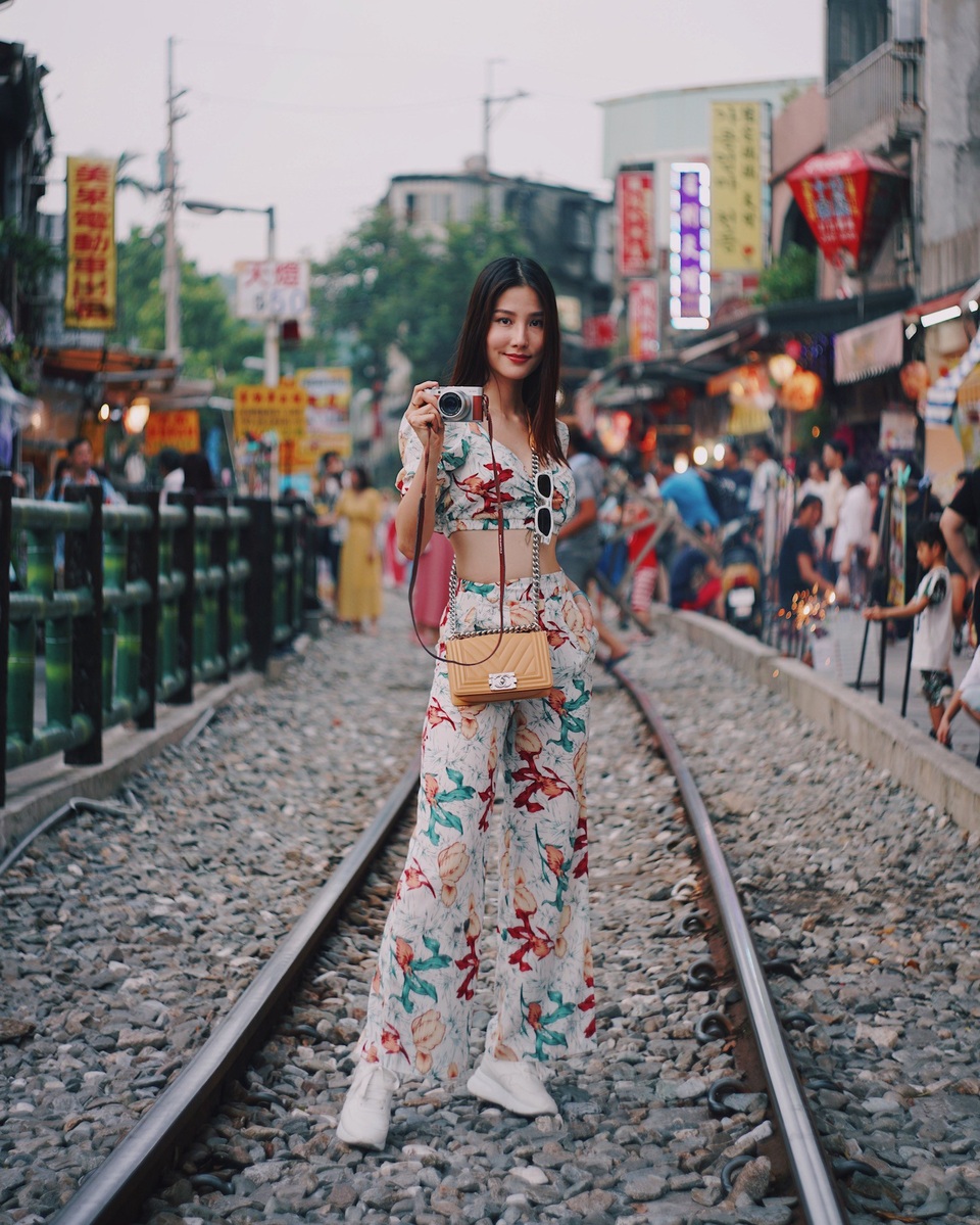 Khu phố cổ nằm ngay sát một đường ray xe lửa cũ.