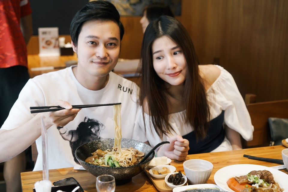 Cả hai khám phá món mì bò nổi tiếng của Đài Loan.