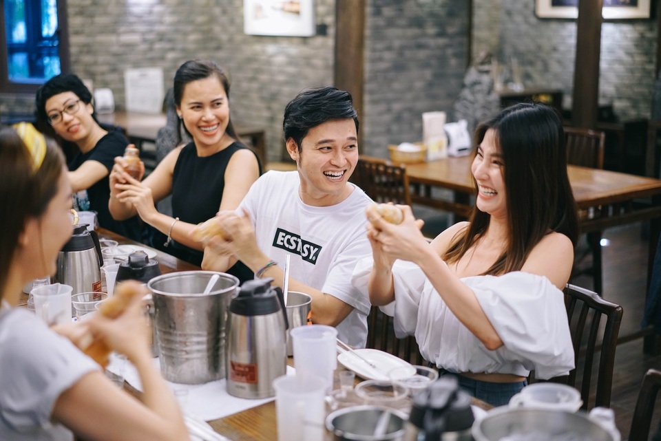 Diễm My cho biết, việc được tự tay pha chế trà sữa là một trải nghiệm thú vị vì cô là một “fan cuồng” của thức uống này. Diễm My được dạy về cách pha trà sữa truyền thống, tự tay đo lượng đường, bột sữa, trân châu và lắc đều 33 lần để hòa quyện chúng với nhau. Điều cô cảm thấy thú vị nhất là sau khi tìm hiểu quá trình, nguyên liệu, cô được tự do tạo ra ly trà sữa trân châu phù hợp với khẩu vị của mình.