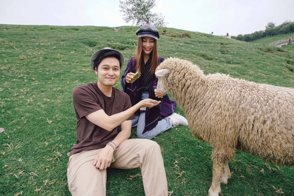 Diễm My và Quang Vinh thoải mái vui đùa ở Nông trường Thanh Cảnh.