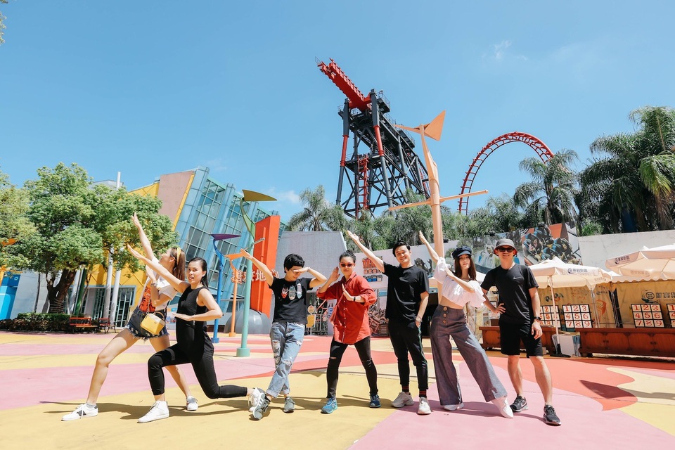 Có những phút giây thư thái cùng nhóm bạn tại công viên giải trí.