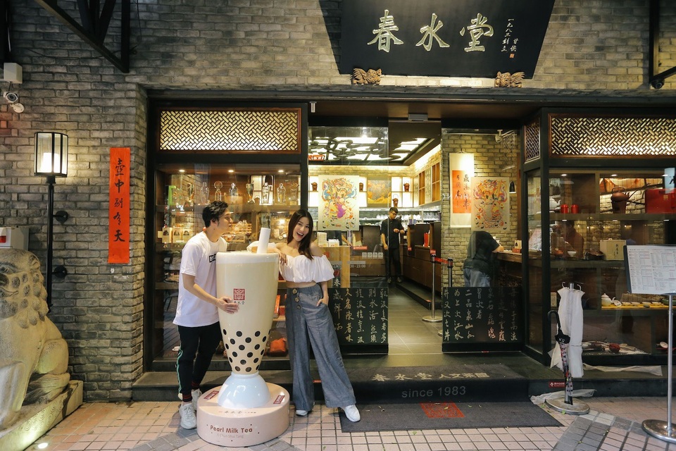 “Đặc biệt, chúng tôi còn nhận được giấy chứng nhận từ phía các giáo viên. Thậm chí, tôi còn nói vui với anh Quang Vinh về việc sẽ mở quán trà sữa tại Việt Nam nếu như thất nghiệp”, cô hài hước chia sẻ.