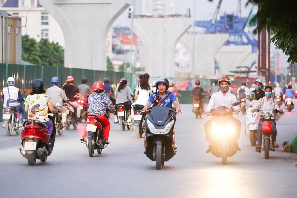 Phương tiện ồ ạt đi ngược chiều ở nút giao thông "nóng" nhất Hà Nội - 5
Theo quy định tại điều 6 Nghị định 46/2016/NĐ-CP đối với người điều khiển xe mô tô, xe gắn máy (kể cả xe máy điện), các loại xe tương tự xe mô tô và xe gắn máy: Nếu đi vào đường cấm, khu vực cấm, đi ngược chiều trên đường một chiều và đi ngược chiều trên đường có biển Cấm đi ngược chiềusẽ bị phạt từ 300 - 400 nghìn đồng. Nếu vi phạm mà gây tai nạn giao thông thì còn bị tước Giấy phép lái xe từ 02 - 04 tháng và có hiệu lực từ 1/8/2016.