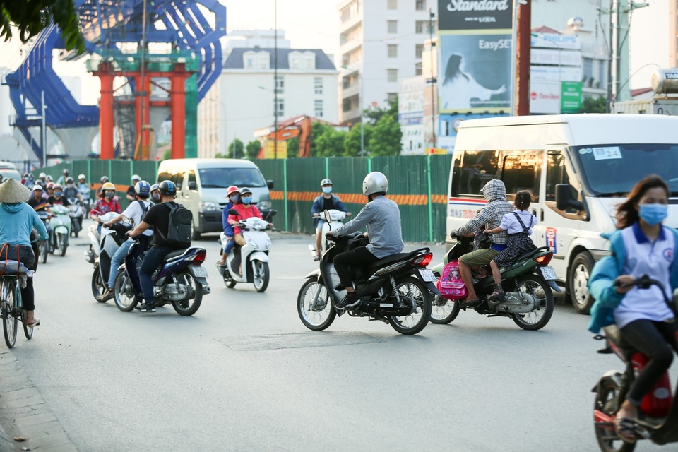 Phương tiện ồ ạt đi ngược chiều ở nút giao thông "nóng" nhất Hà Nội - 6 Phương tiện ồ ạt đi ngược chiều ở nút giao thông "nóng" nhất Hà Nội - 6