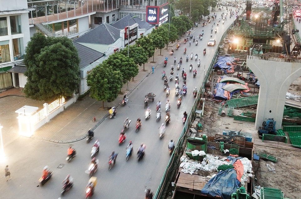 Phương tiện ồ ạt đi ngược chiều ở nút giao thông "nóng" nhất Hà Nội - 2
Đoạn đường này càng trở nên đông đúc hơn từ khi công trình đường trên cao được triển khai thi công. Thế nhưng, tại khu vực này, tình trạng xe máy đi ngược chiều thường xuyên diễn ra.