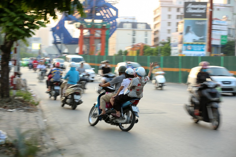 Phương tiện ồ ạt đi ngược chiều ở nút giao thông "nóng" nhất Hà Nội - 10 Phương tiện ồ ạt đi ngược chiều ở nút giao thông "nóng" nhất Hà Nội - 10