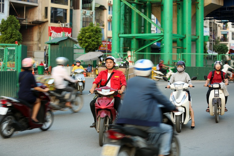 Phương tiện ồ ạt đi ngược chiều ở nút giao thông "nóng" nhất Hà Nội - 7
Nhiều người cố tình đi ngược chiều vì tâm lý ngại đi vòng một đoạn đường, bất chấp gây nguy hiểm cho bản thân và những người tham gia giao thông khác.