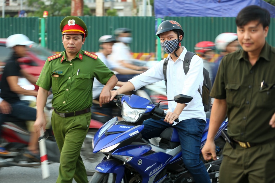 Phương tiện ồ ạt đi ngược chiều ở nút giao thông "nóng" nhất Hà Nội - 13
Tuy lực lượng chức năng đã có mặt để xử lý các trường hợp đi ngược chiều những nhiều người vẫn phớt lờ và tiếp tục vi phạm.