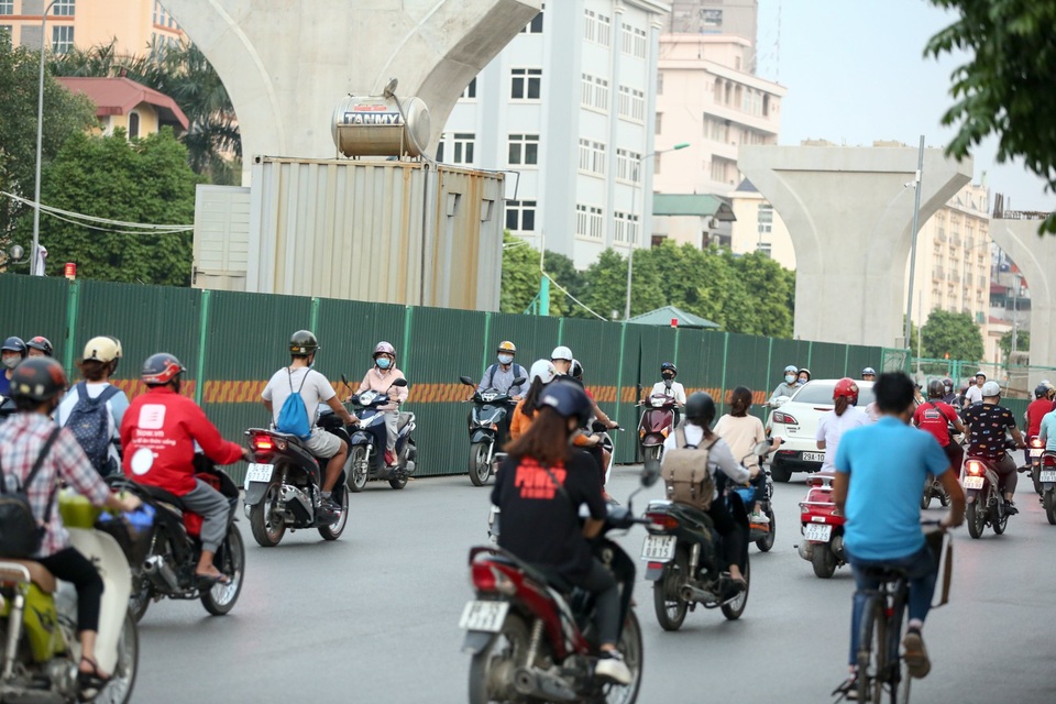 Phương tiện ồ ạt đi ngược chiều ở nút giao thông "nóng" nhất Hà Nội - 4
Cảnh xe máy rồng rắn đi ngược chiều trên đường Trường Chinh.