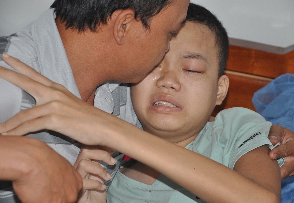 Bị ung thư máu khiến sức khỏe của bé Dương rất yếu.