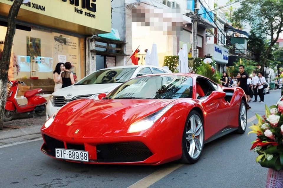 Siêu xe Ferrari của ca sĩ Tuấn Hưng gặp tai nạn, nát đầu - 4
Ca sĩ Tuấn Hưng từng xuất hiện với chiếc xe Ferrari 488 GTB mang biển kiểm soát 51F - 889.88.