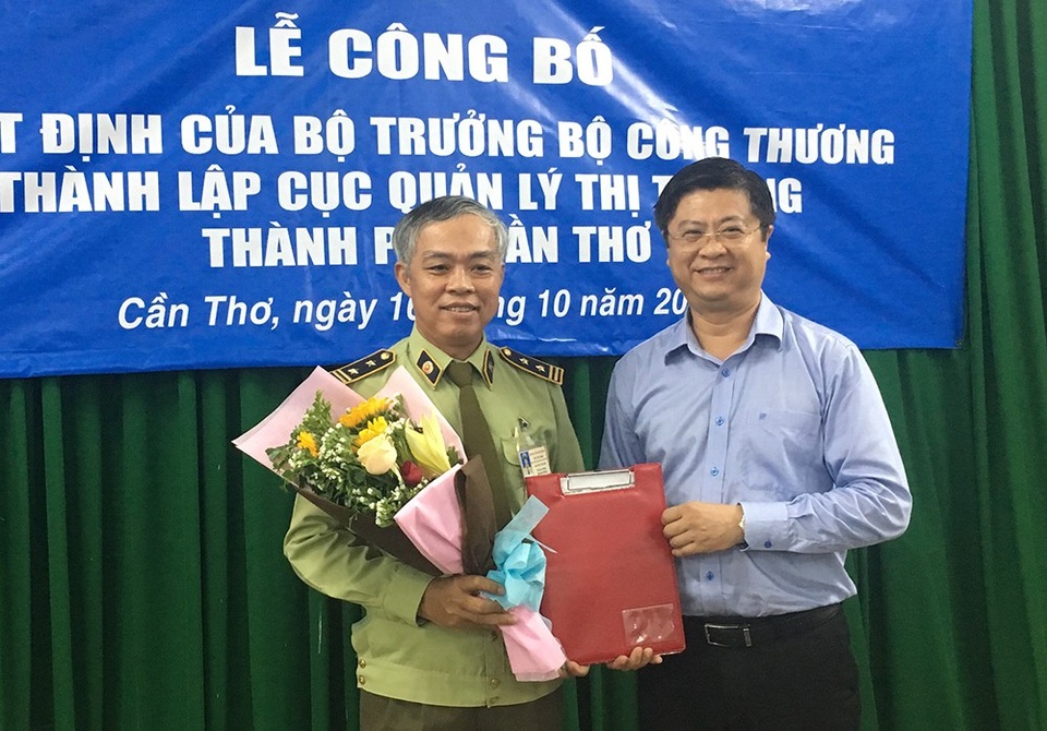 Thành lập Cục quản lý thị trường thành phố Cần Thơ - 1 Ông Trương Quang Hoài Nam - Phó chủ tịch UBND TP Cần Thơ trao quyết định quyền Cục trưởng cho ông Nguyễn Văn Sanh