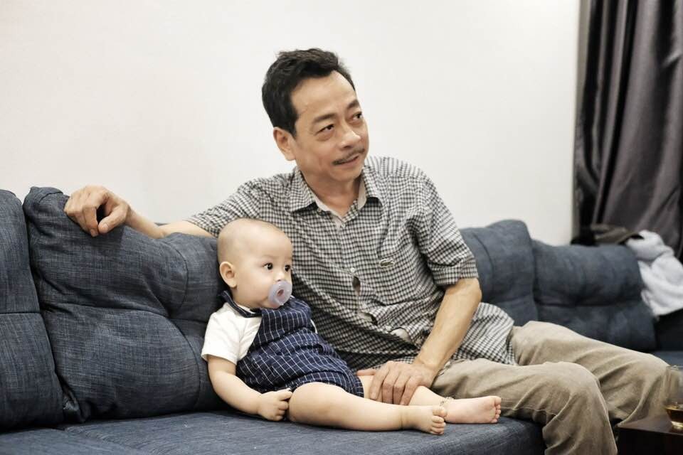 Lệ Quyên: “Tôi sinh ra trong gia đình lao động nghèo nên có tuổi thơ dữ dội” - 2 NSND Hoàng Dũng cùng cháu nội trong ngôi nhà ấm cúng của gia đình.