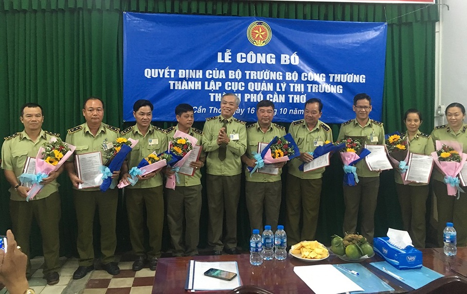Thành lập Cục quản lý thị trường thành phố Cần Thơ - 2 Ông Nguyễn Văn Sanh quyền Cục trưởng trao quyết định cho các đội trưởng và lãnh đạo các phòng