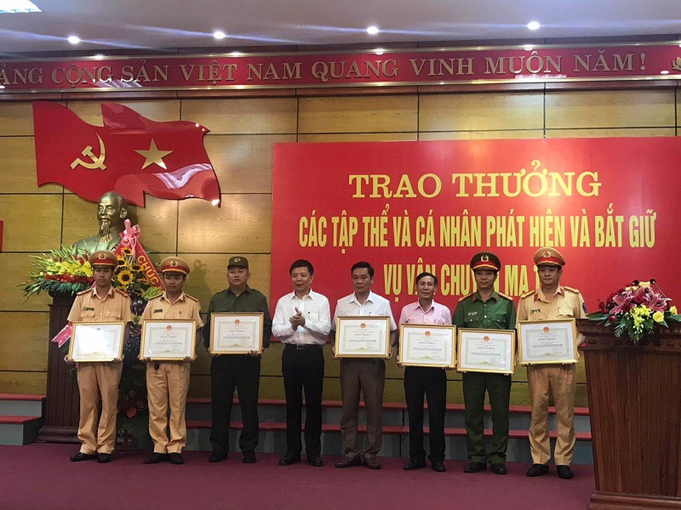 Chủ tịch UBND tỉnh Quảng Bình tặng Bằng khen cho các tập thể, cá nhân.