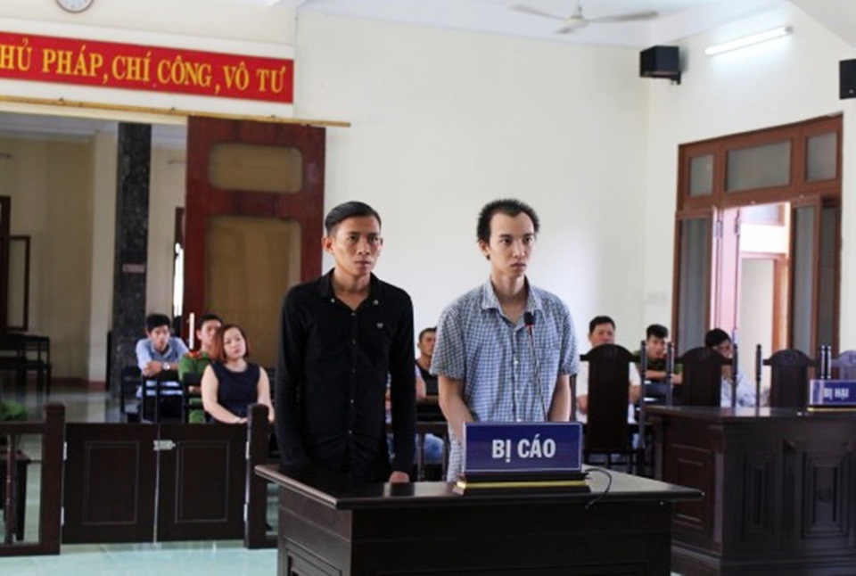 Thuê ô tô tự lái cầm cố hàng trăm triệu đồng để đánh bạc - 1 Hai bị cáo đứng trước bục khai báo