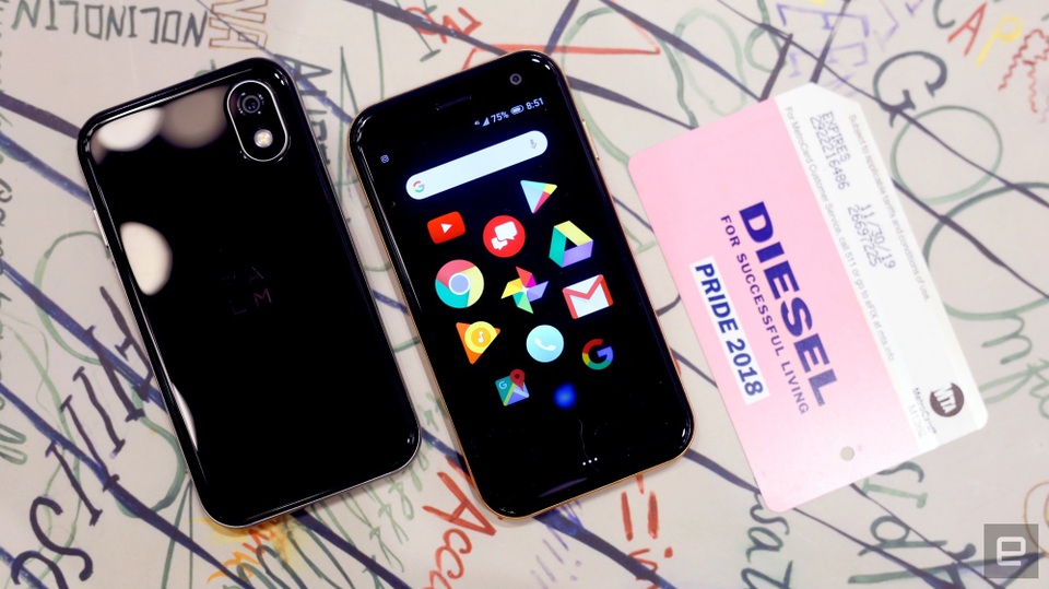 Smartphone Palm được “hồi sinh” với thiết kế tí hon độc đáo - 1 Chiếc smartphone Palm mới được “hồi sinh” có thiết kế nhỏ gọn, tương đương chiếc thẻ tín dụng