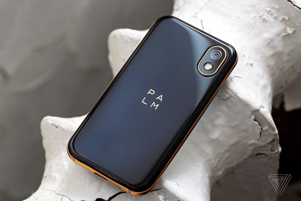 Smartphone Palm được “hồi sinh” với thiết kế tí hon độc đáo - 4 Mặt sau với thiết kế khá đẹp mắt