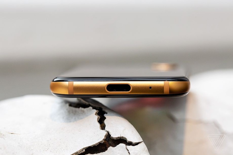 Smartphone Palm được “hồi sinh” với thiết kế tí hon độc đáo - 5 Cổng USB-C ở cạnh dưới