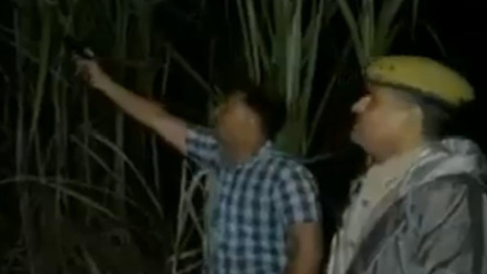 Súng kẹt bất ngờ, cảnh sát hô "pằng pằng" lừa tội phạm - 1 Cảnh sát nhại tiếng súng để dọa tội phạm