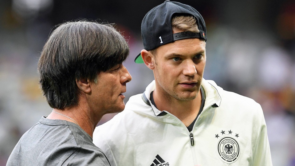 Tuyển Đức không "trảm" thủ thành Neuer dù sa sút phong độ - 2
HLV Joachim Low (trái) vẫn đặt niềm tin ở Manuel Neuer