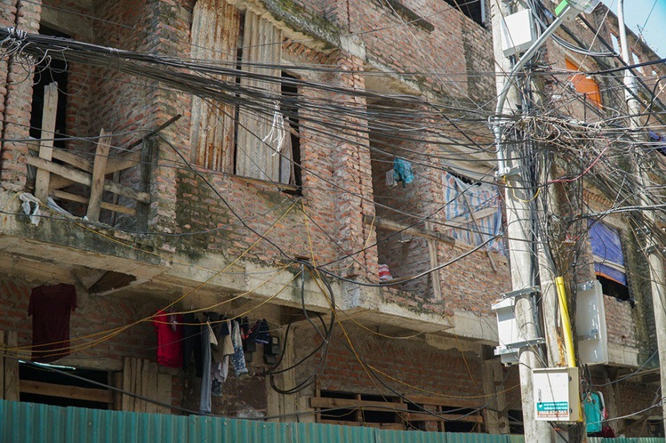 Biệt thự, nhà liền kề hàng chục tỷ thành khu ổ chuột - 3
Ở quanh khu nhà liền kề này, những cuộn dây điện, cáp viễn thông chằng chịt, bấu víu tạm bợ vào cột điện, từng bó rủ xuống đường gây mất an toàn, nguy hiểm cho người dân sinh sống quanh khu vực.