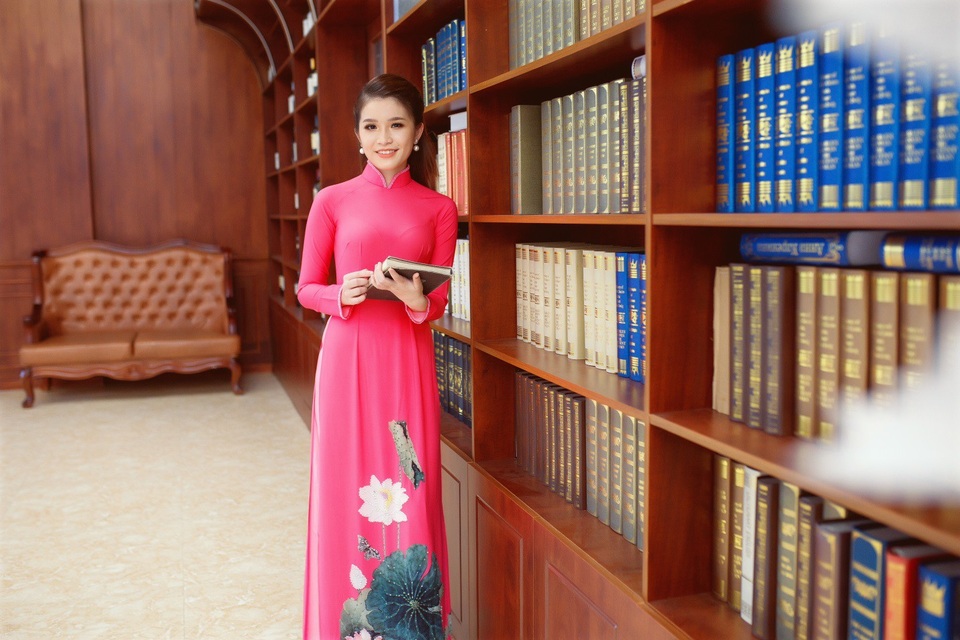 Tân Á hậu Châu Ngọc Thảo Uyên xinh đẹp, sở hữu thành tích học tập đáng nể - 3 Nền tảng kiến thức vững chắc đã giúp á hậu vượt qua kỳ thì Đại học thuận lợi và hiện đang là là sinh viên trường Đại học Ngoại ngữ Tin học ngành Quan hệ Quốc tế.