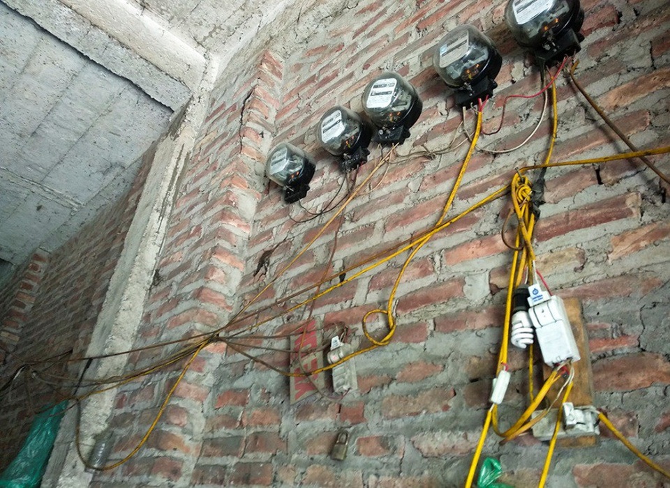 Biệt thự, nhà liền kề hàng chục tỷ thành khu ổ chuột - 4
Hệ thống điện ở trong những căn nhà liền kề cũng chằng chịt, tạm bợ không kém gì bên ngoài, tiềm ẩn nguy cơ cháy nổ.