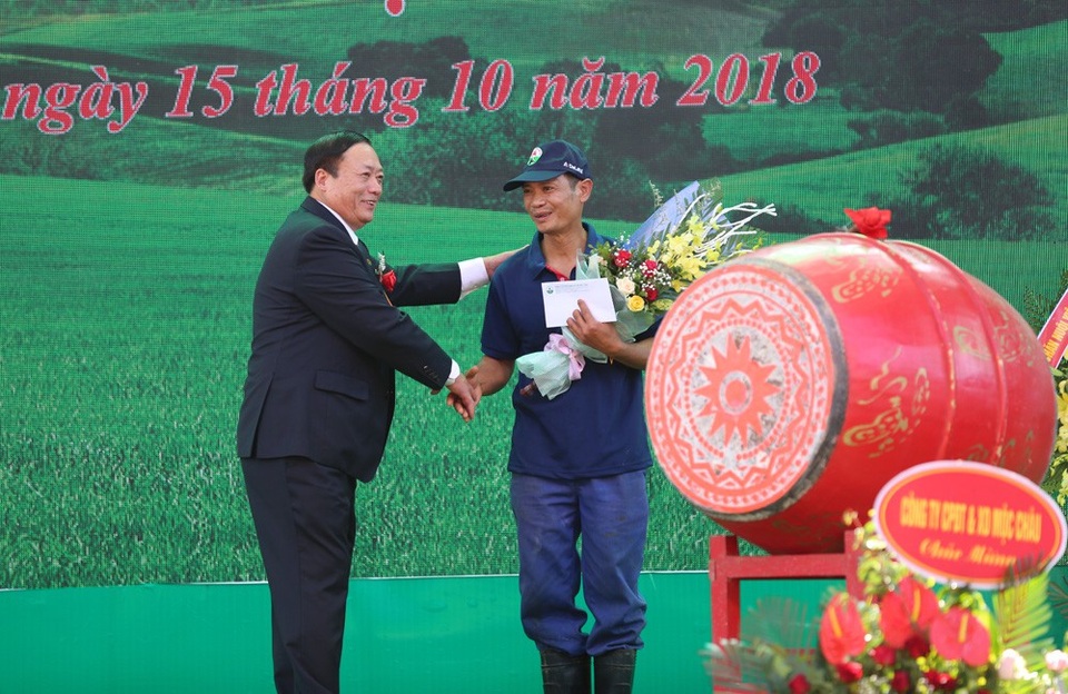 25 “cô” bò sữa trình diễn catwalk, thi hoa hậu, ẵm giải thưởng gần 1 tỷ đồng - 5 Ông Trần Công Chiến luôn tự hào về cuộc thi “hoa hậu bò sữa” diễn ra mỗi năm.