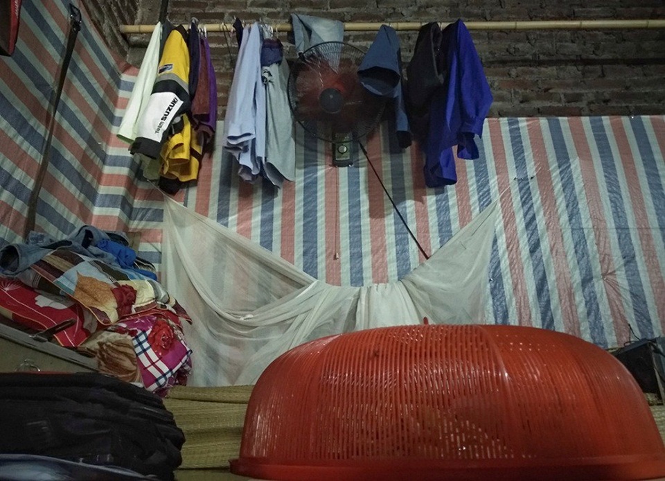 Biệt thự, nhà liền kề hàng chục tỷ thành khu ổ chuột - 7 Tất cả khoảng trống trong căn phòng đều được dùng để treo quần áo