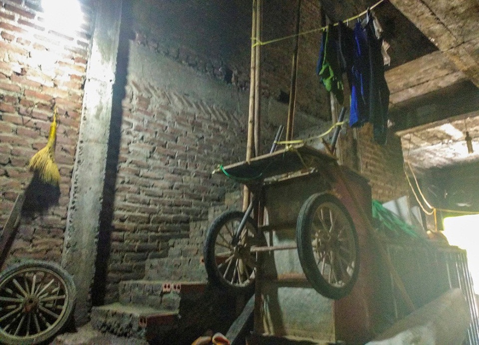 Biệt thự, nhà liền kề hàng chục tỷ thành khu ổ chuột - 8 Xe cải tiến cũng được cất gọn trong khu nhà liền kề.