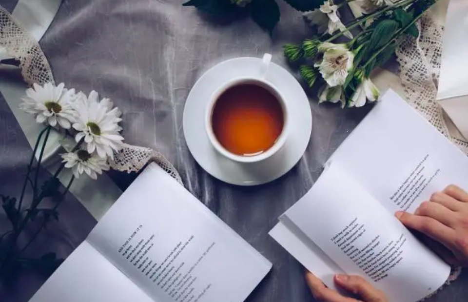 4 loại đồ uống lành mạnh để bắt đầu ngày mới thay cho cà phê - 1 Không giống cà phê, bạn khó nghiện trà hơn do hàm lượng caffein thấp hơn.