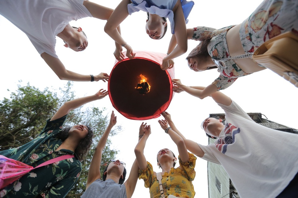 Trải nghiệm thả đèn trời ở làng cổ Thập Phần.