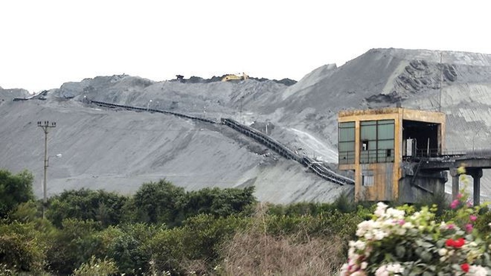 Yêu cầu xử lý hàng chục triệu tấn tro, xỉ nhiệt điện gây ô nhiễm môi trường - 1 Lượng tro xỉ nhiệt điện tồn đọng khiến ô nhiễm môi trường và sức khỏe người dân