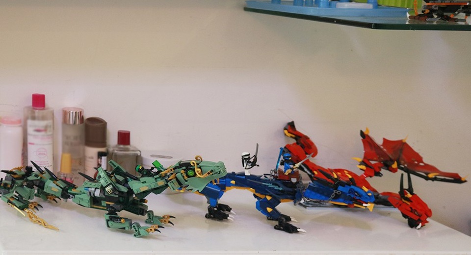 Cậu bé khá thích việc tháo lắp mô hình nên trong phòng cũng khá nhiều đồ chơi tháo lắp được trưng bày