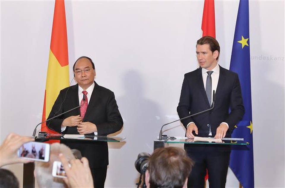 Tuyên bố báo chí chung Việt Nam - Áo - 1
Thủ tướng Nguyễn Xuân Phúc với Thủ tướng Áo Sebastian Kurz gặp gỡ báo chí sau hội đàm. Ảnh: Thống Nhất –TTXVN