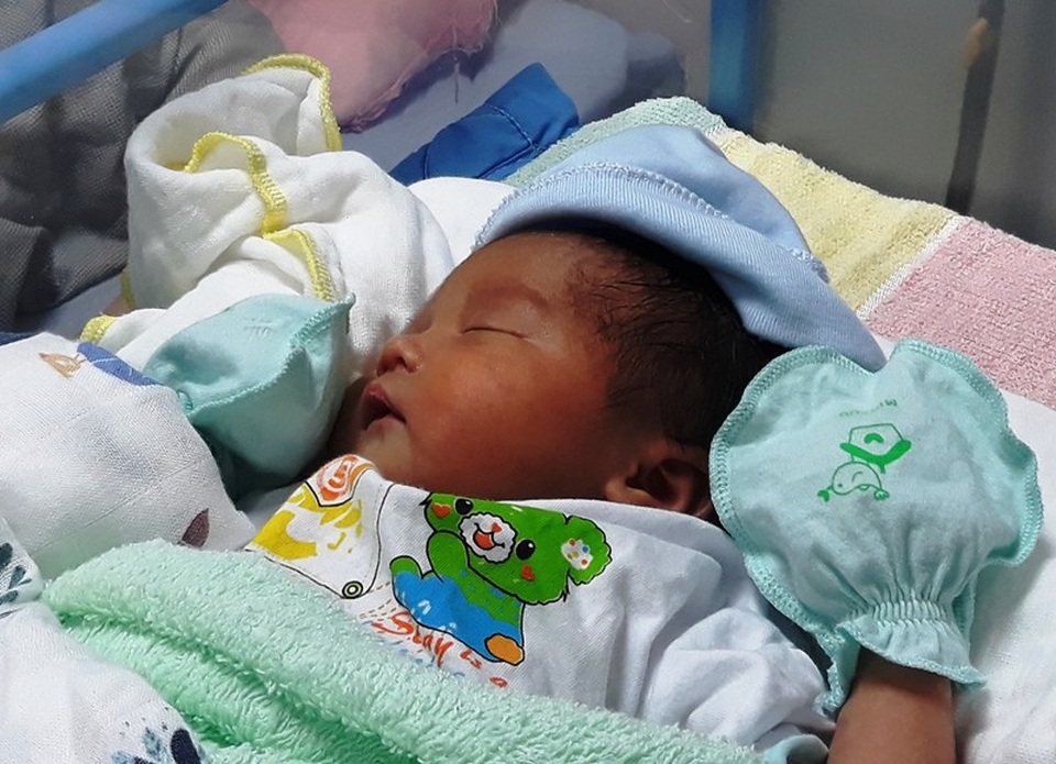 Kỳ tích sản phụ sinh bé trai nặng 3,2kg khi mang khối u xơ tử cung nặng hơn 5 kg.