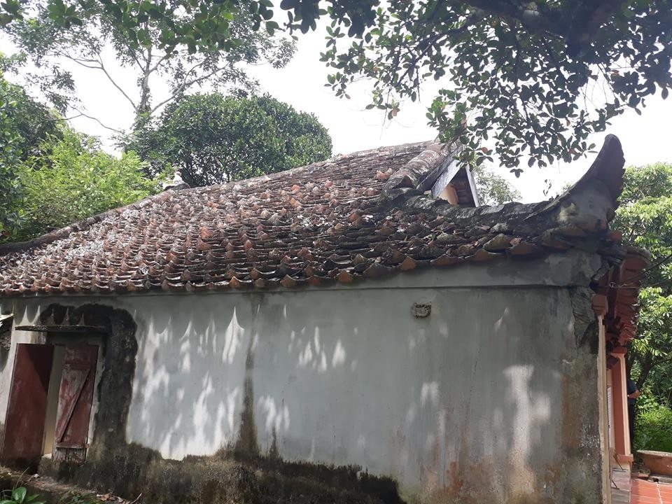 Thanh Hóa: Di tích đền cổ hơn 400 năm có nguy cơ thành phế tích - 11 Mái hiên với những viên ngói vảy rồng cổ đang bị võng xuống.