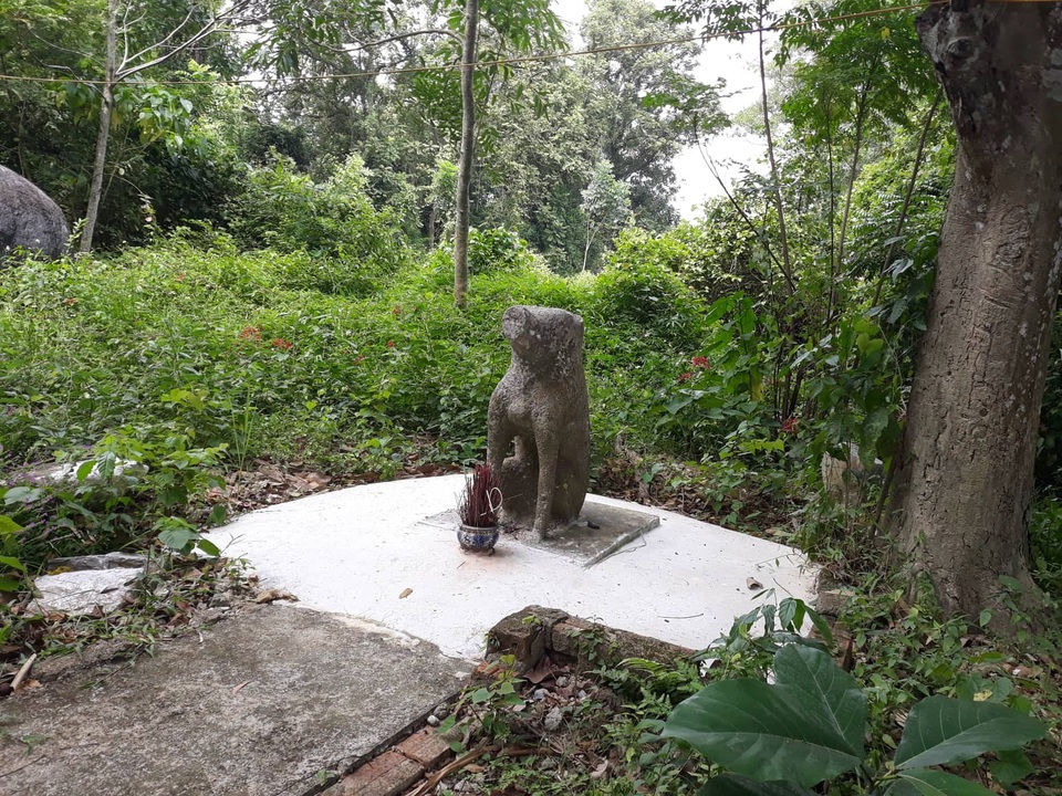 Thanh Hóa: Di tích đền cổ hơn 400 năm có nguy cơ thành phế tích - 6 Trải qua hơn 400 năm, một số tượng, bức tường đá còn tương đối nguyên vẹn.