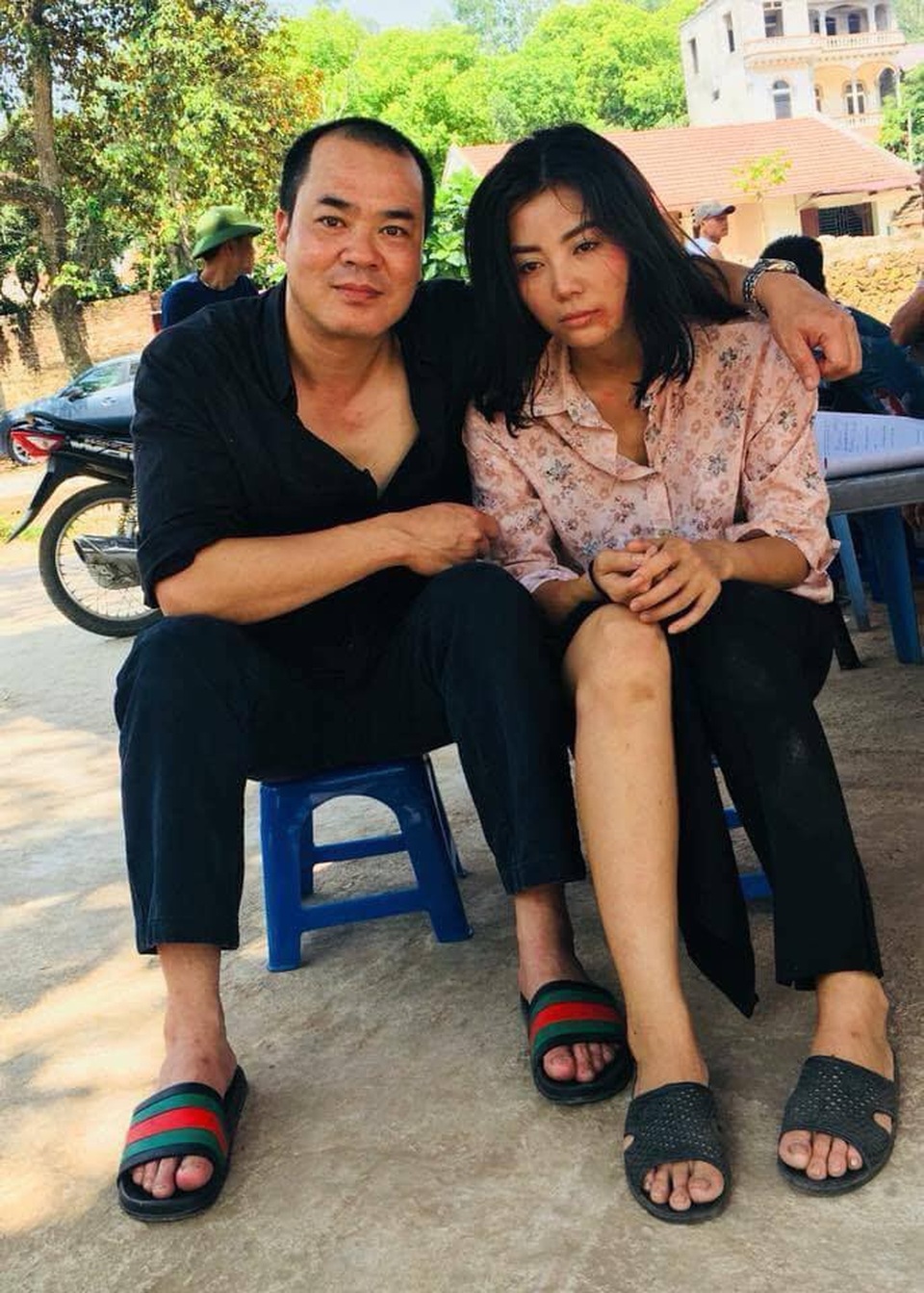 Chồng hụt của Lan “Quỳnh búp bê” bị hăm doạ vì bày trò trả thù hèn hạ - 4 Đạo diễn, diễn viên Trịnh Xuân Hảo và diễn viên Thanh Hương chụp ảnh trong hậu trường thực hiện tập 18.
