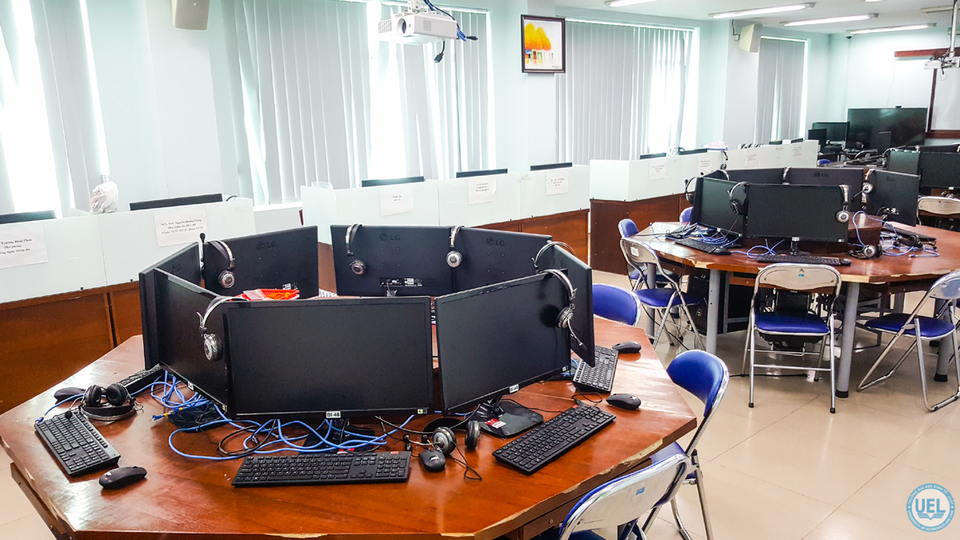 Phòng Nghiên cứu kinh doanh thông minh (BI Lab) tại UEL phục vụ đào tạo Thương mại điện tử.