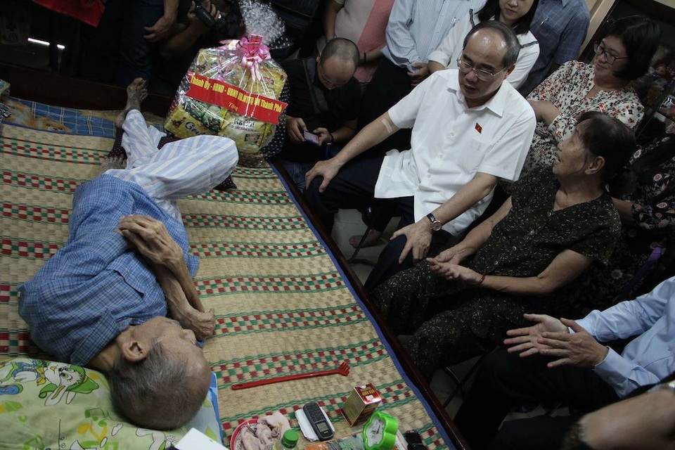 Bí thư Nguyễn Thiện Nhân thăm gia đình ông Trần Ngọc Minh tại khu tái định cư Thạnh Mỹ Lợi (quận 2)