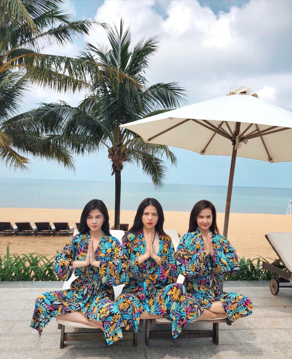 Cùng sinh năm 1990, Phương Anh - Huyền Lizzie - Thu Hoài có khá nhiều điểm tương đồng từ sở thích đến tính cách, và chơi thân từ lúc nào không hay: “Ba chúng tôi quen nhau khoảng 4 - 5 năm rồi, người thì vì đóng chung phim rồi chơi với nhau, người thì quen nhau qua những buổi liên hoan của các đoàn phim. Vì chúng tôi cùng tuổi, cùng công việc nên 3 đứa khá tương đồng với nhau từ sở thích đến tính cách và cả khuôn mặt nữa, Phương Anh tiết lộ.