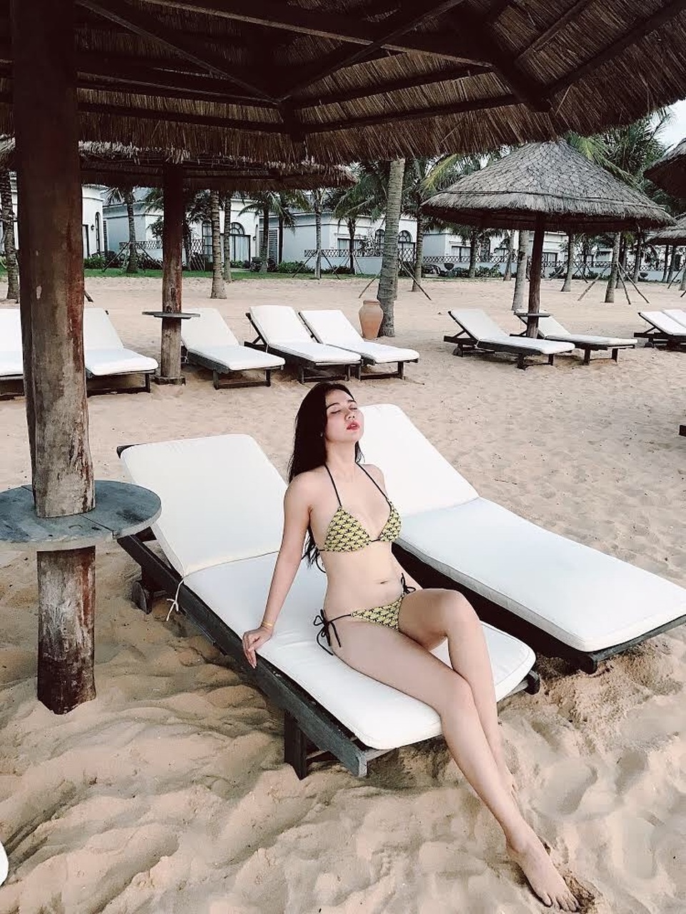 Nổi lên từ danh xưng hot girl, người mẫu, Huyền Lizzie còn gây ấn tượng mạnh khi có bước chuyển mình ở con đường diễn xuất qua nhiều bộ phim như Lời thú nhận của Eva, Cô hàng xóm rắc rối, Trái tim có nắng, Ba đám cưới một đời chồng, Ngược chiều nước mắt…