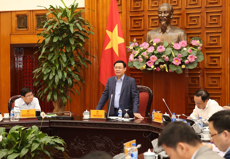 Phải cổ phần hóa 39 doanh nghiệp Nhà nước, nhưng gần hết năm TPHCM vẫn… “bó tay”! - 1 Phó Thủ tướng Vương Đình Huệ tại cuộc họp với TPHCM sáng 17/10