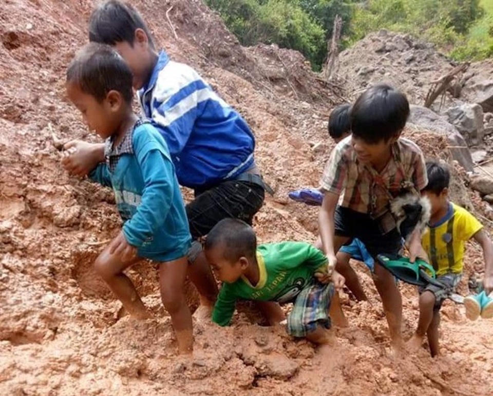 Thông lại con đường vào 2 xã biên giới từng bị lũ "thổi bay" - 2 Học sinh phải lội bùn để đến trường.