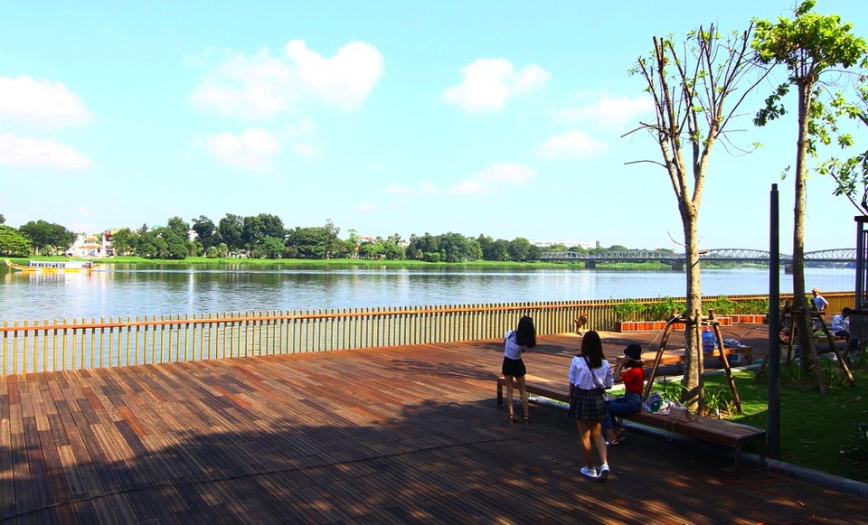 
Phần quảng trường trung tâm ở giữa đường đi bộ thu hút nhiều người đến vui chơi, chụp ảnh
